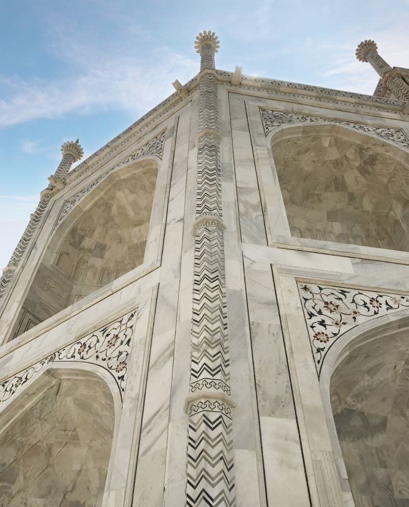 optical illusion on the pillars of Taj Mahal