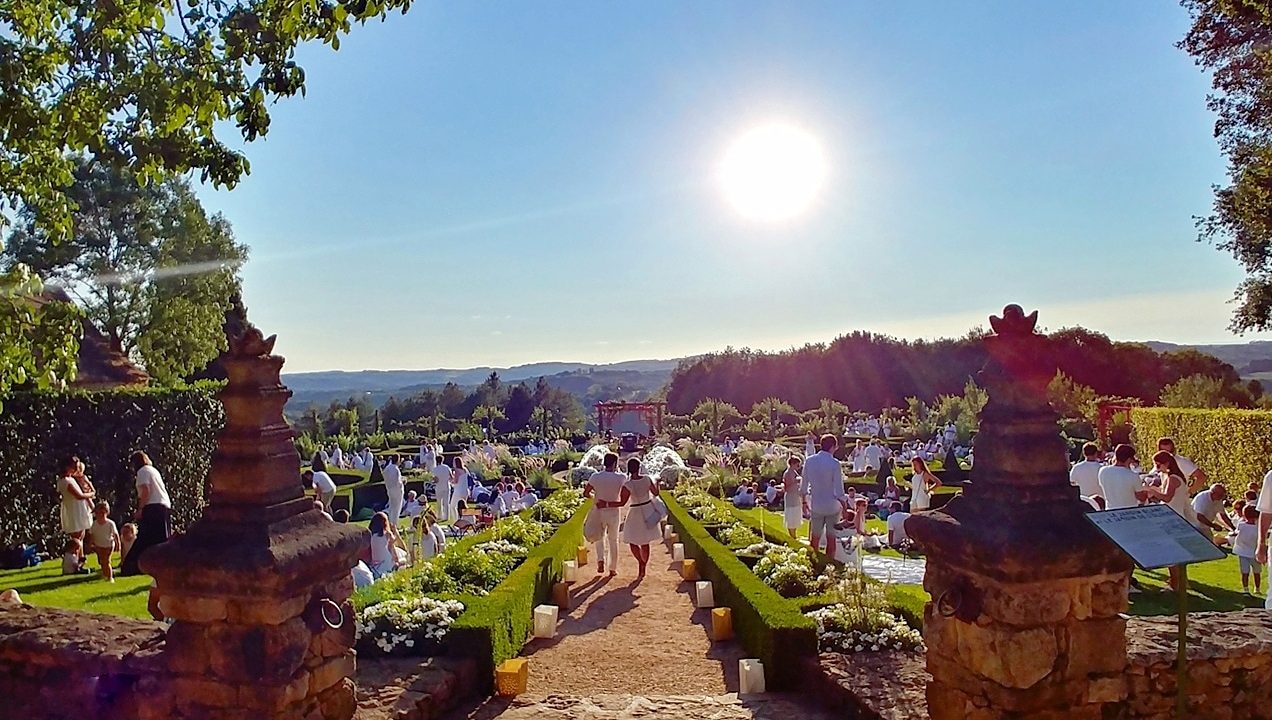 The entrance of the White Garden, a charming place where visitors can enjoy picnic parties every summer in Périgord.