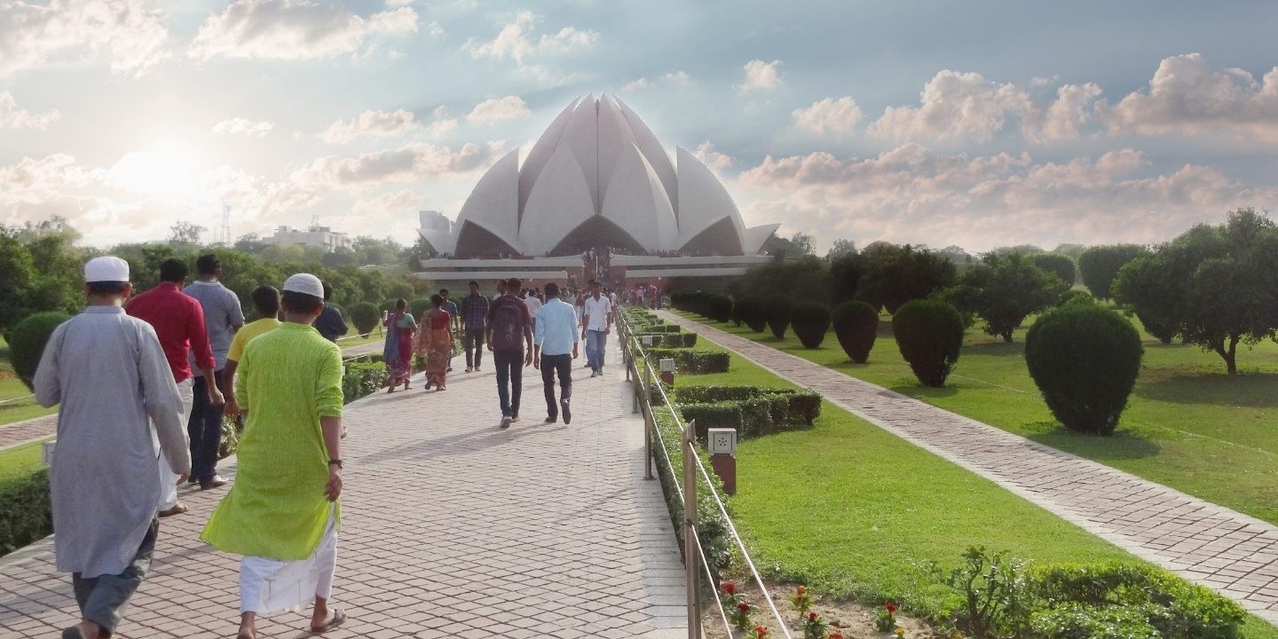 people going to visit the Lotus Temple in Delhi