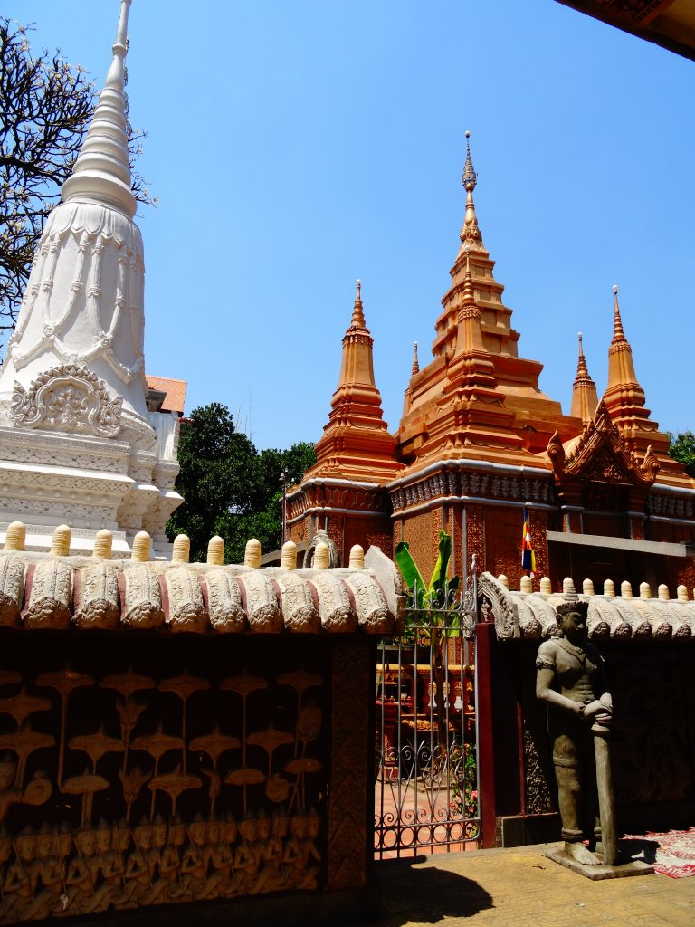 colourful stuppas behind the Wat Ounalom